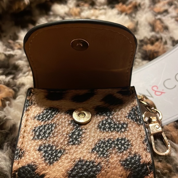 CHEETAH PRINT AIR POD HOLDER - Picture 3 of 4